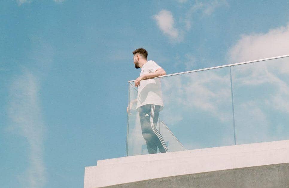 ilustrasi pria di balkon rumah (pexels.com/vitalina)