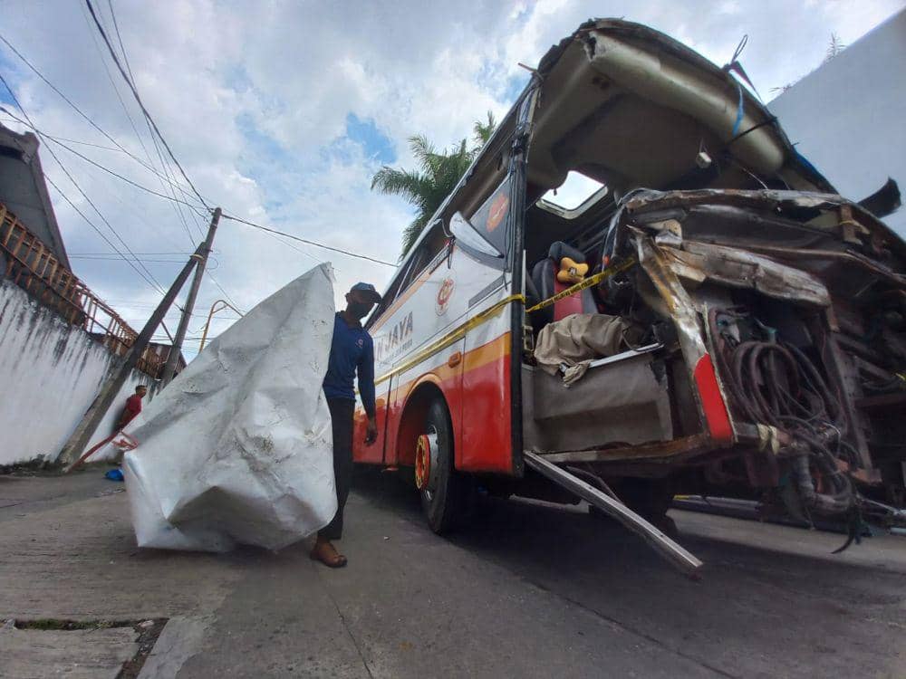 Kondisi bus yang ditabrak kereta api Rapih Dhoho di Tulungagung. IDN Times/Bramanta Pamungkas