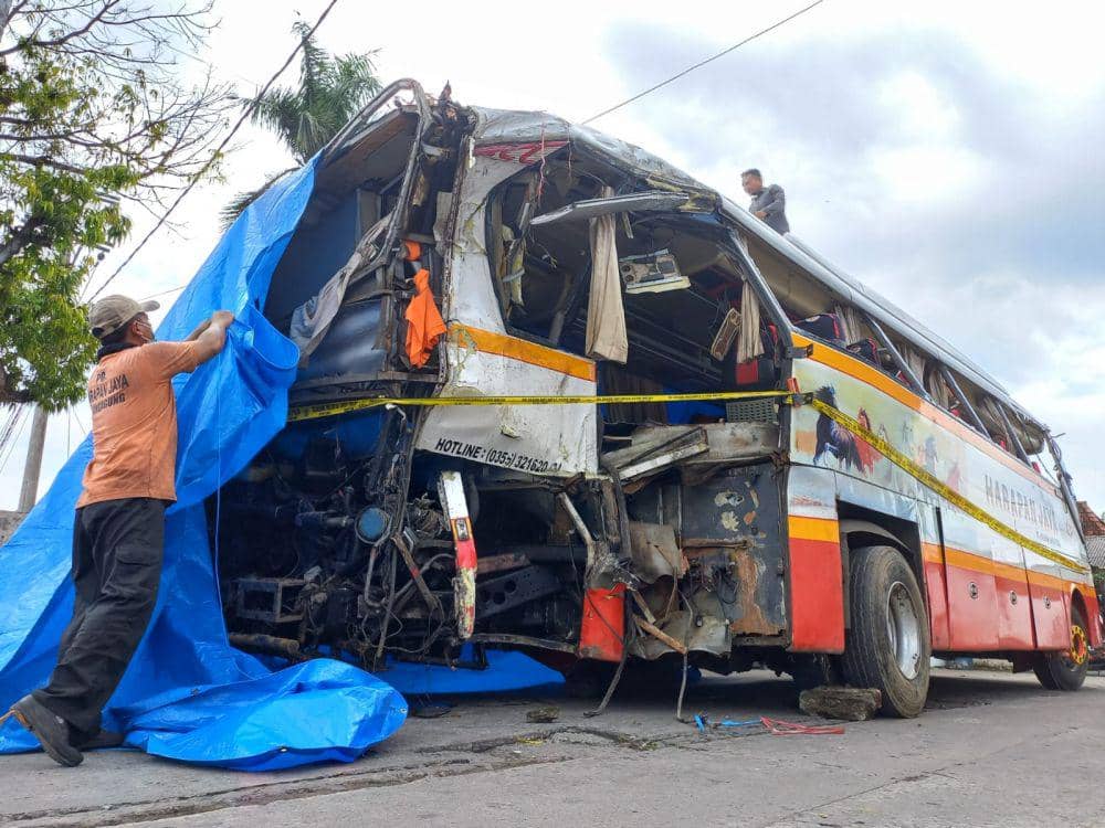 Kondisi bus usai tertabrak kereta api di Tulungagung. IDN Times/Bramanta Pamungkas