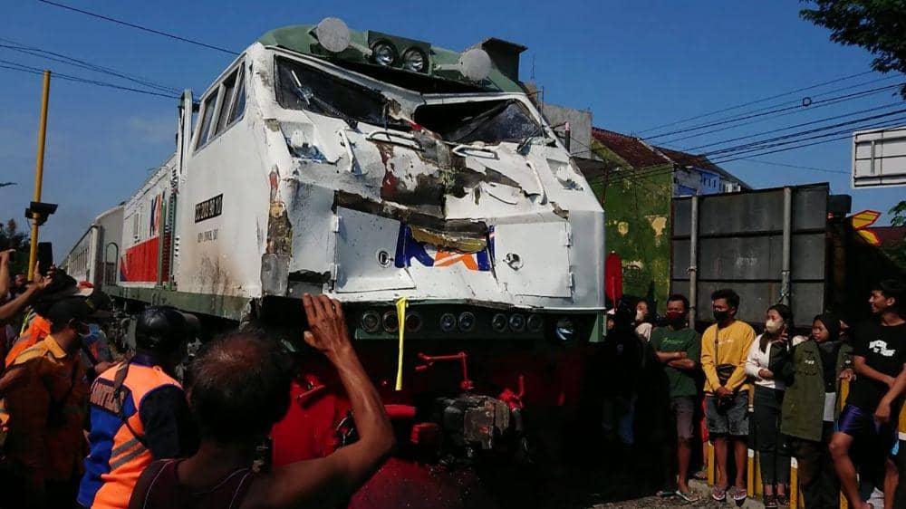 Kondisi kereta api usai menabrak bus di Tulungagung. IDN Times/Bramanta Pamungkas