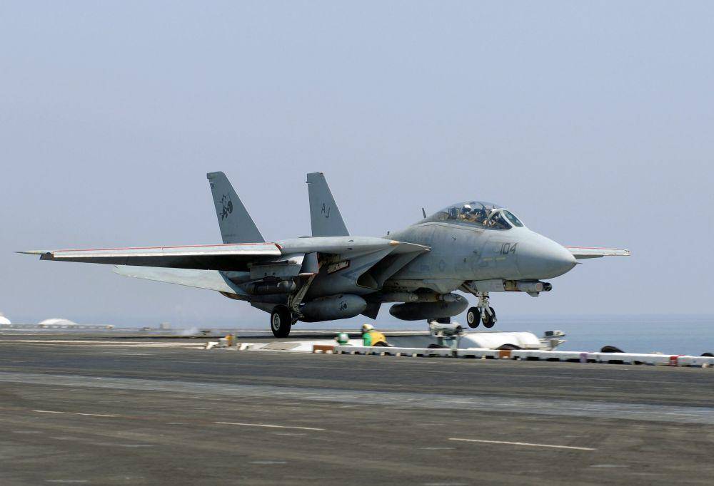 potret jet tempur F-14 Tomcat yang diluncurkan dari geladak Kapal Induk USS Theodore Roosevelt  (commons.wikimedia.org/ Michael D. Cole-US Navy)