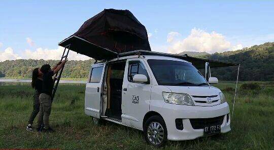 potret Andrew Kalaweit camping bareng pacar (youtube.com/Andrew Kalaweit)