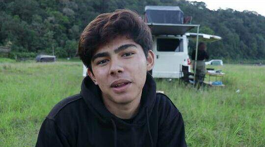 potret Andrew Kalaweit camping bareng pacar (youtube.com/Andrew Kalaweit)