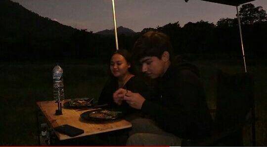 potret Andrew Kalaweit camping bareng pacar (youtube.com/Andrew Kalaweit)