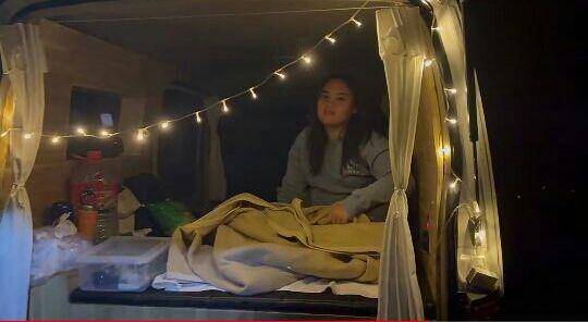 potret Andrew Kalaweit camping bareng pacar (youtube.com/Andrew Kalaweit)
