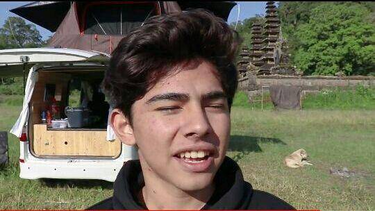 potret Andrew Kalaweit camping bareng pacar (youtube.com/Andrew Kalaweit)