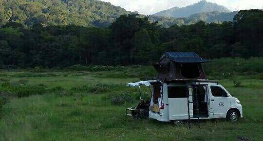 potret Andrew Kalaweit camping bareng pacar (youtube.com/Andrew Kalaweit)
