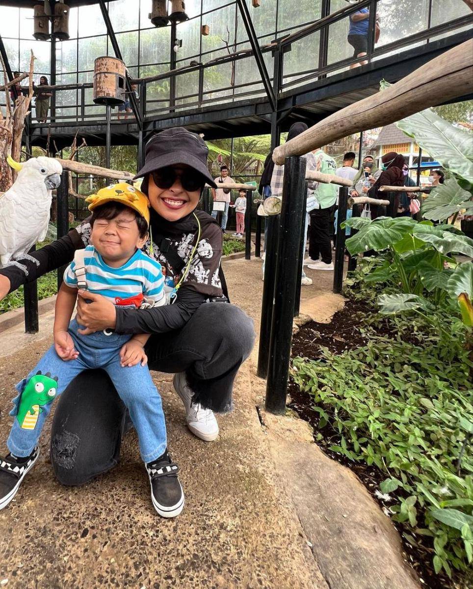 Potret Tantri Kotak dan keluarga liburan di Kebun Binatang Lembang (instagram.com/tantrisyalindri)