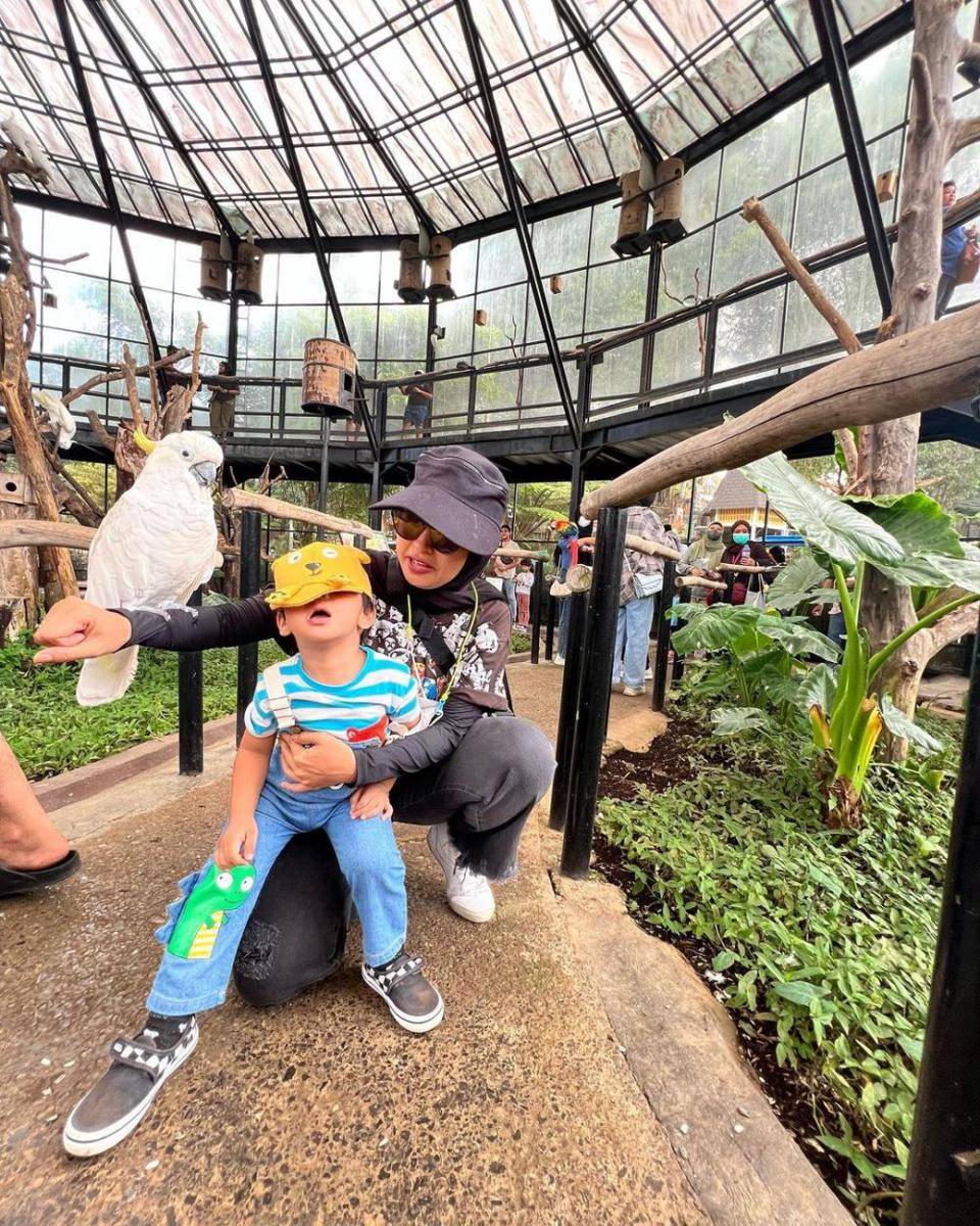Potret Tantri Kotak dan keluarga liburan di Kebun Binatang Lembang (instagram.com/tantrisyalindri)