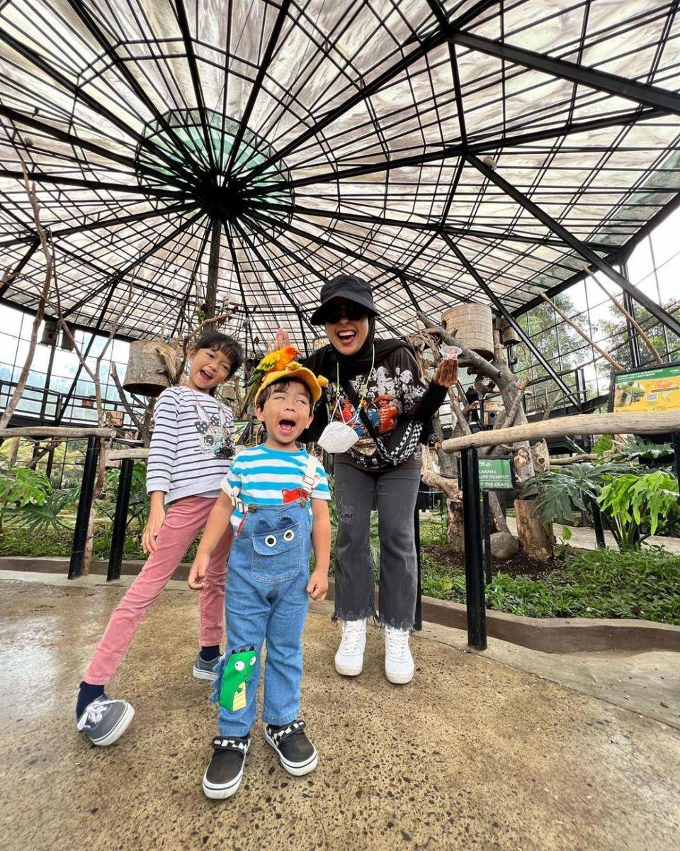 Potret Tantri Kotak dan keluarga liburan di Kebun Binatang Lembang (instagram.com/tantrisyalindri)