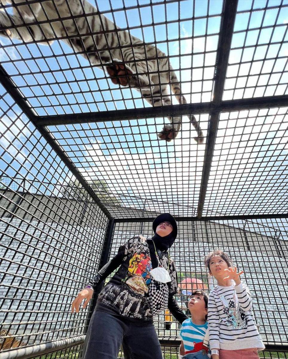 Potret Tantri Kotak dan keluarga liburan di Kebun Binatang Lembang (instagram.com/tantrisyalindri)