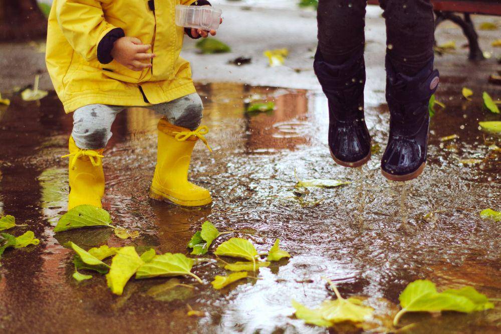 ilustrasi anak-anak bermain hujan (unsplash.com/Xavi Cabrera)