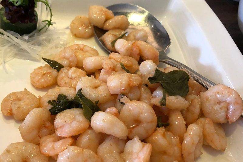 fried shrimp with longjing tea (instagram.com/jadorecesmemoires)