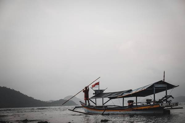 ilustrasi nelayan melaut (unsplash.com/deviyahya)