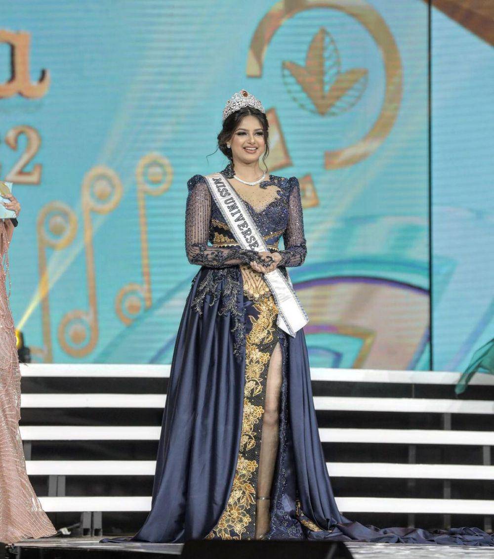 Potret Beauty Queen Dunia dalam Balutan Kebaya di Grand Final Puteri Indonesia 2022 (Instagram.com/officialputeriindonesia)