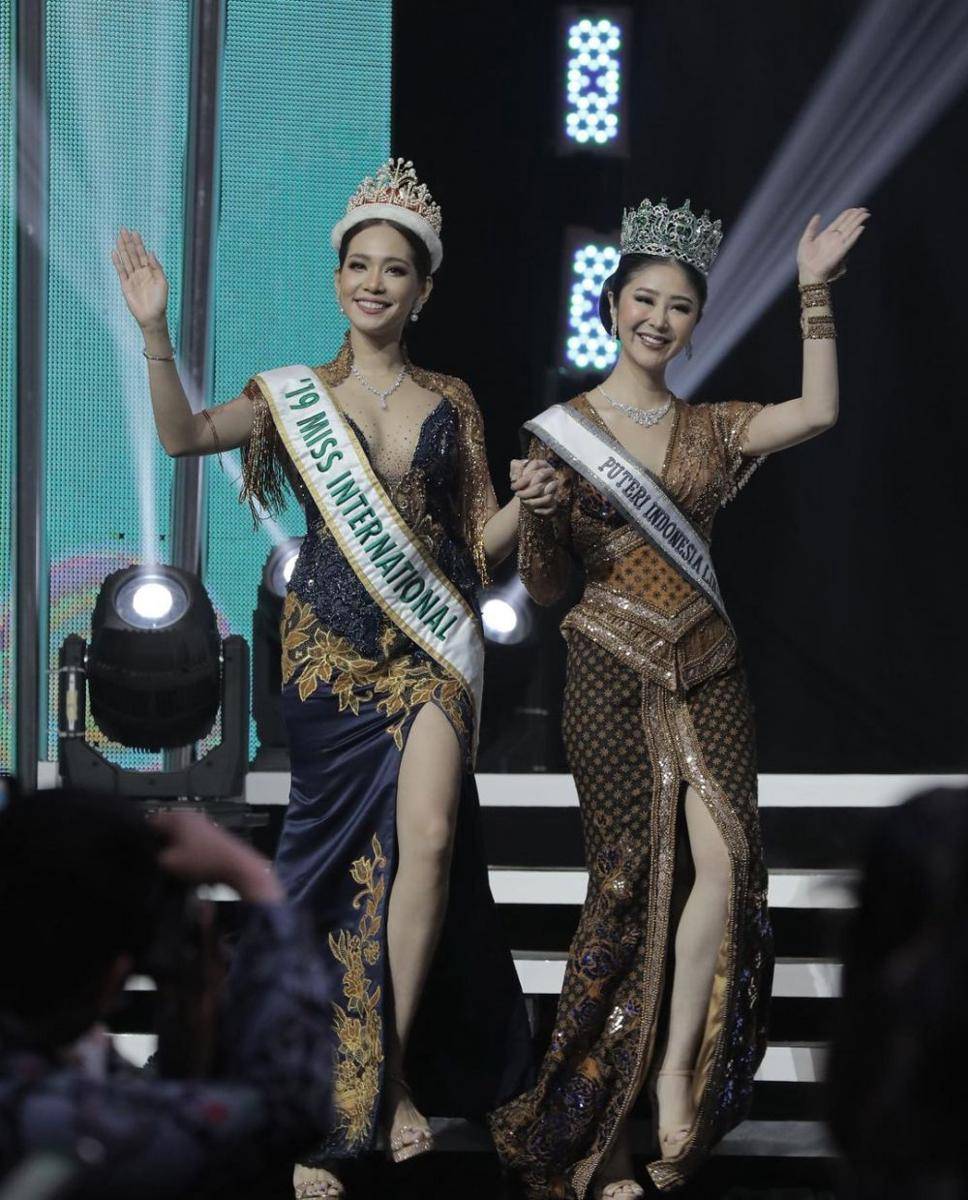 Potret Beauty Queen Dunia dalam Balutan Kebaya di Grand Final Puteri Indonesia 2022 (Instagram.com/officialputeriindonesia)
