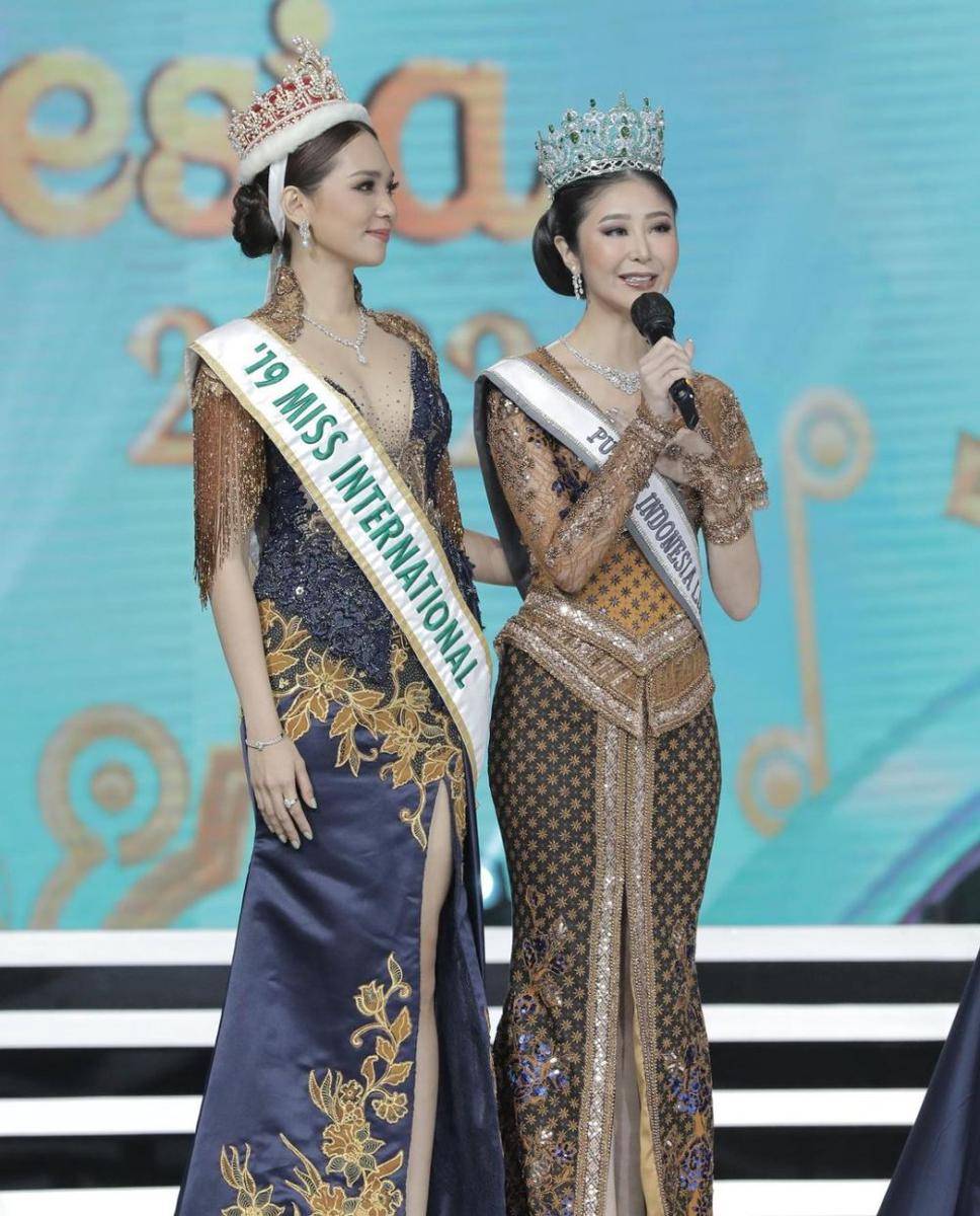 Potret Beauty Queen Dunia dalam Balutan Kebaya di Grand Final Puteri Indonesia 2022 (Instagram.com/officialputeriindonesia)