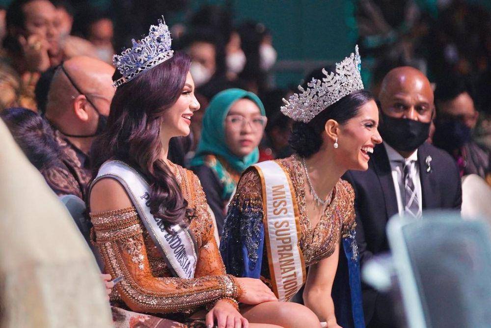 Potret Beauty Queen Dunia dalam Balutan Kebaya di Grand Final Puteri Indonesia 2022 (Instagram.com/jihanealmira)