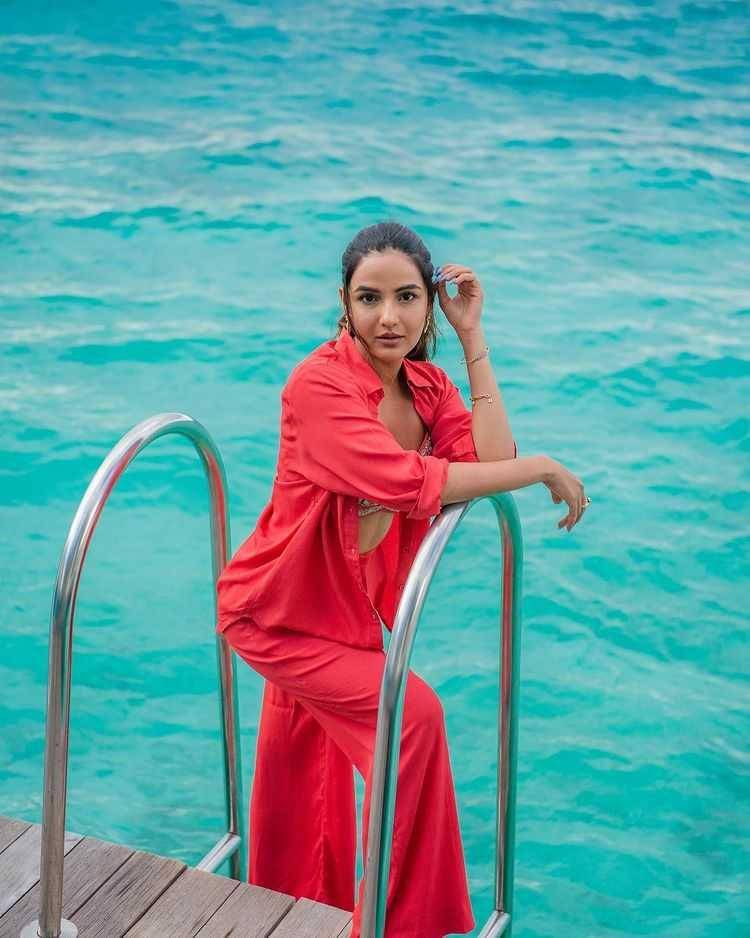 Jasmin Bhasin (instagram.com/jasminbhasin2806)