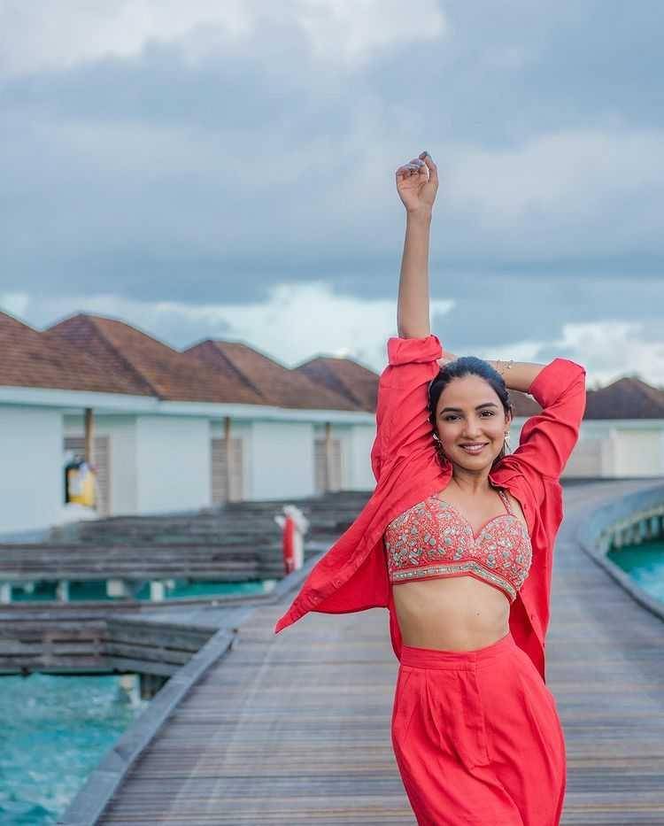 Jasmin Bhasin (instagram.com/jasminbhasin2806)
