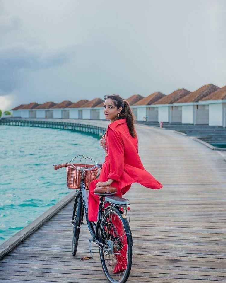 Jasmin Bhasin (instagram.com/jasminbhasin2806)