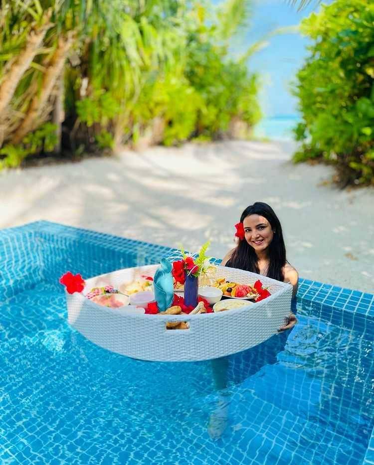 Jasmin Bhasin (instagram.com/jasminbhasin2806)