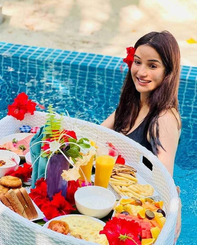 Jasmin Bhasin (instagram.com/jasminbhasin2806)