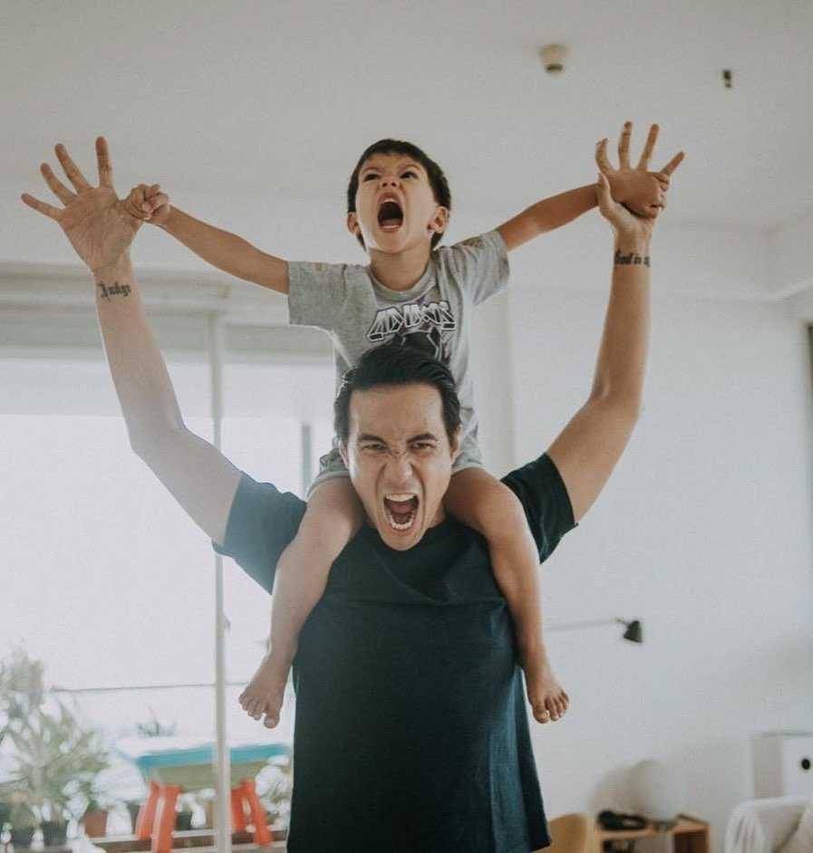 potret Daniel dan anak laki-lakinya (instagram.com/@lolagin)