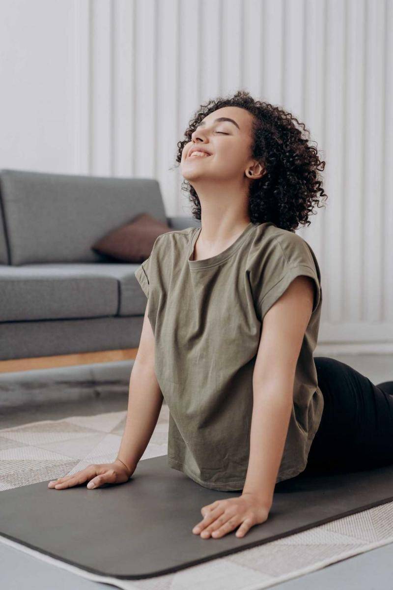 yoga dengan rileks (pexels.com/id-id/@mikhail-nilov)