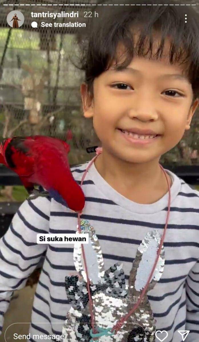 Potret Tantri Kotak dan keluarga liburan di Kebun Binatang Lembang (instagram.com/tantrisyalindri)