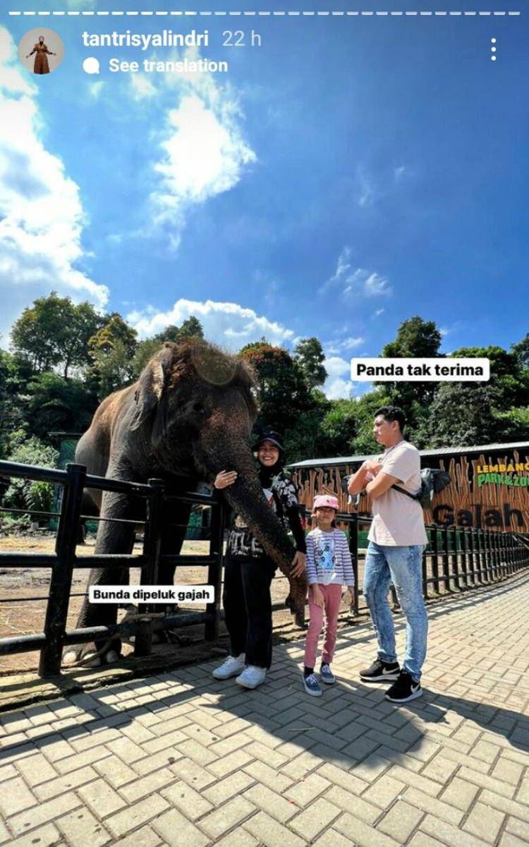 Potret Tantri Kotak dan keluarga liburan di Kebun Binatang Lembang (instagram.com/tantrisyalindri)