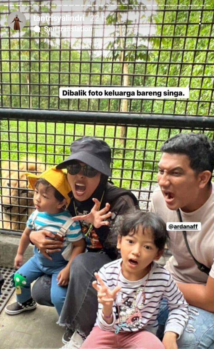 Potret Tantri Kotak dan keluarga liburan di Kebun Binatang Lembang (instagram.com/tantrisyalindri)