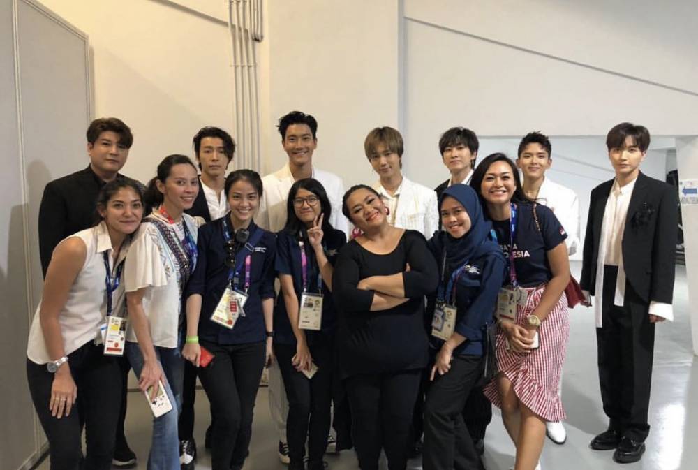 potret Super Junior bareng Tike Priatnakusumah (instagram.com/tikeprie)