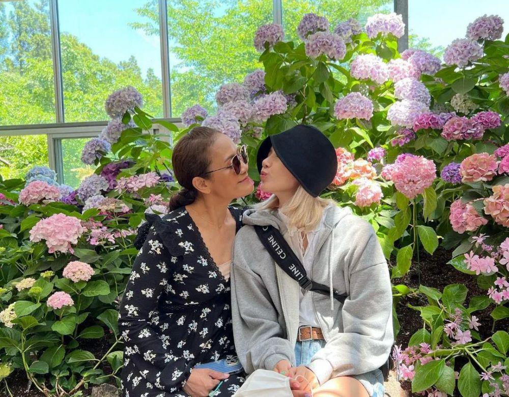 10 Momen Liburan Lisa BLACKPINK dengan Sang Ibu