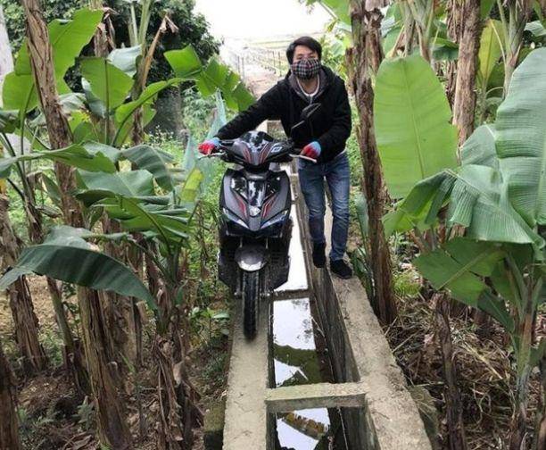 motoran di tempat gak biasa (instagram.com/humorsantuy)
