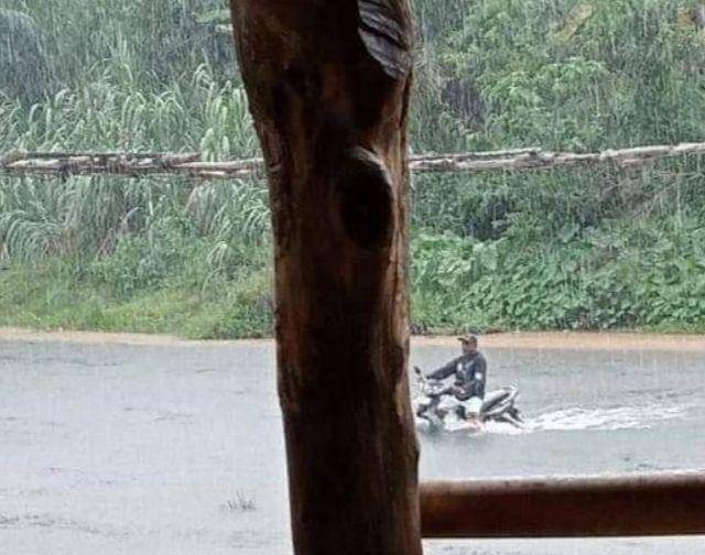 motoran di tempat gak biasa (instagram.com/humorsantuy)