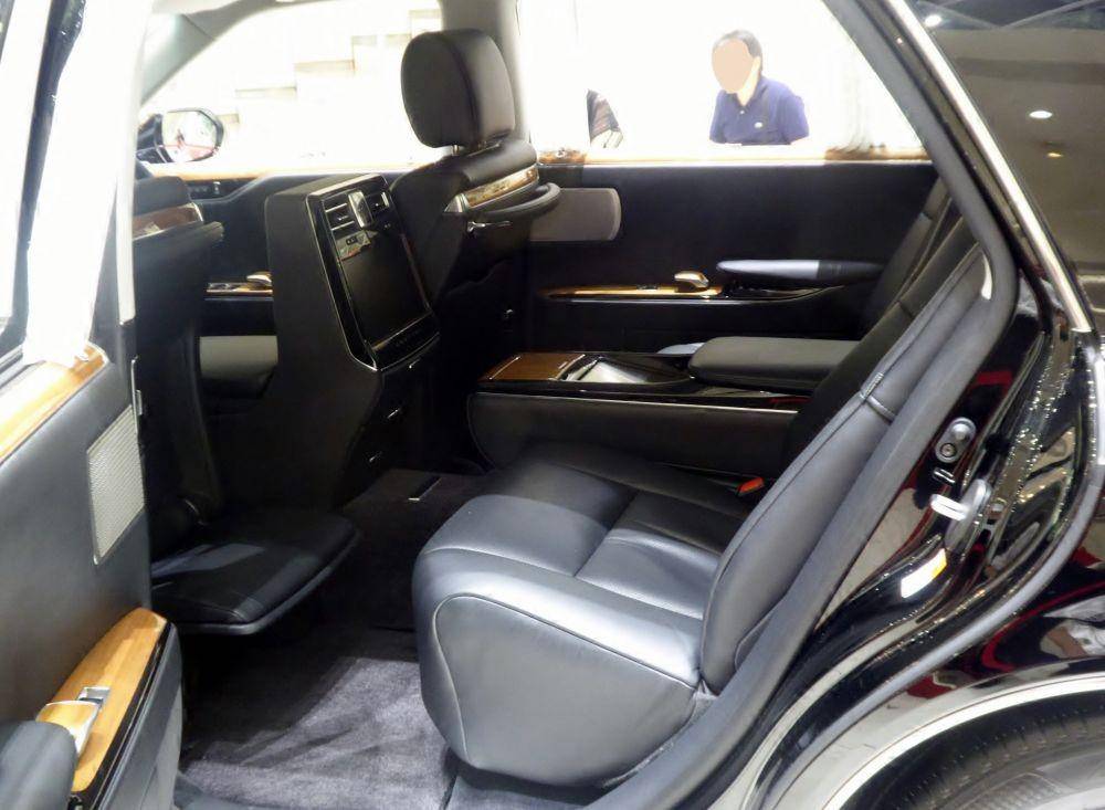 Toyota Century (wikipedia.org)