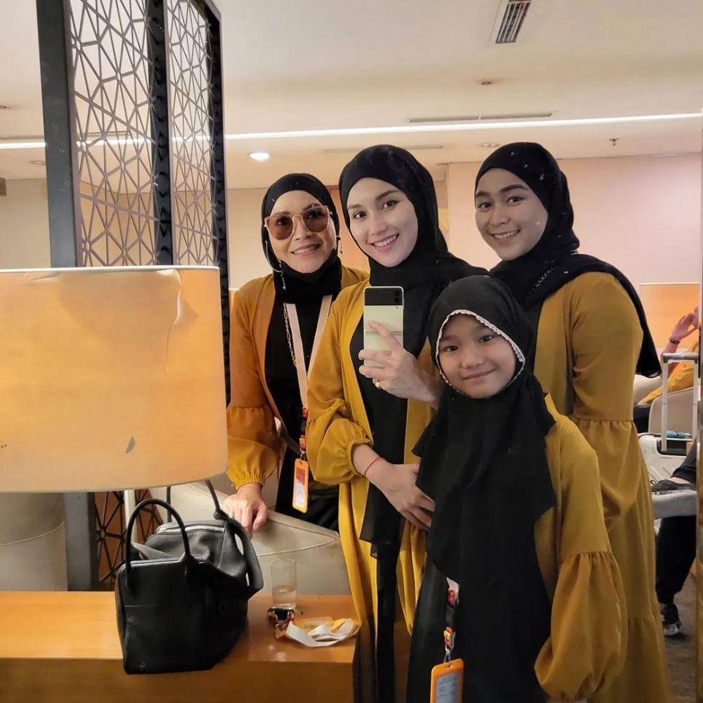 Ayu Ting Ting berangkat umrah. (instagram.com/ayutingting92)