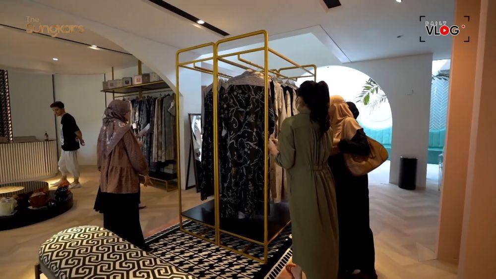 potret butik Zaskia Sungkar (youtube.com/thesungkarsfamily)