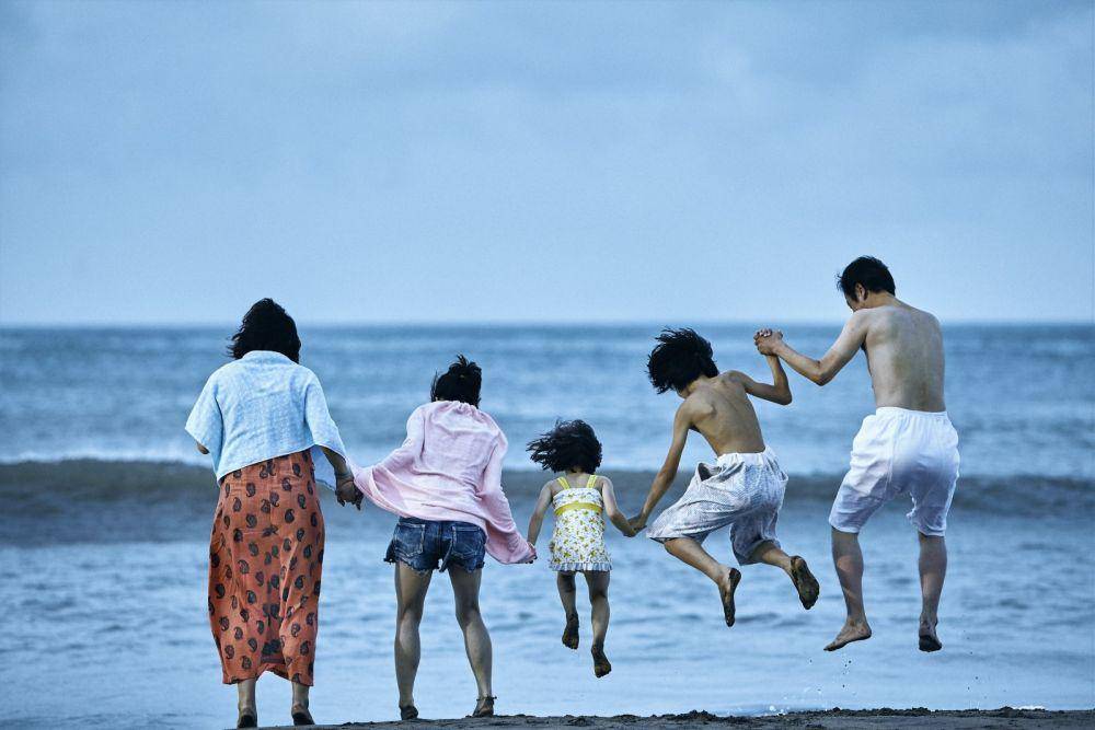 Lily Franky, Sakura Ando, Mayu Matsuoka, Jō Kairi, dan Miyu Sasaki dalam film Shoplifters (dok. Fuji Television/Shoplifters)