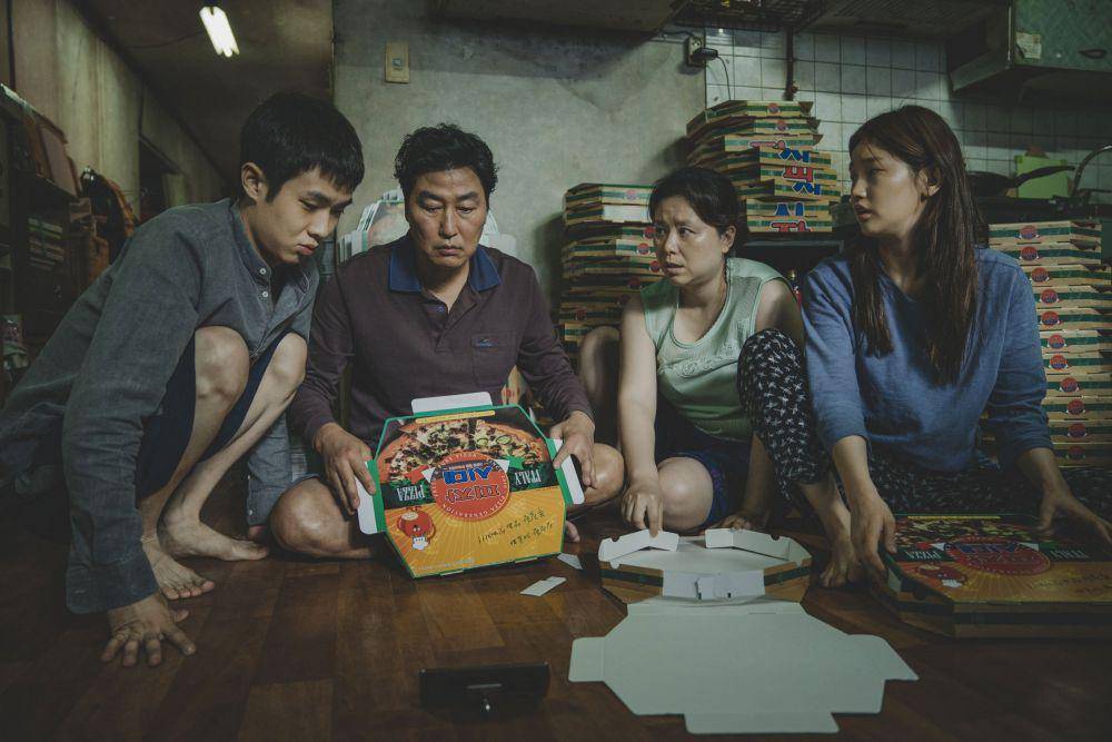 Song Kang Ho, Choi Woo Shik, Park So Dam, dan Jang Hye Jin dalam film Parasite (dok. CJ Entertainment/Parasite)