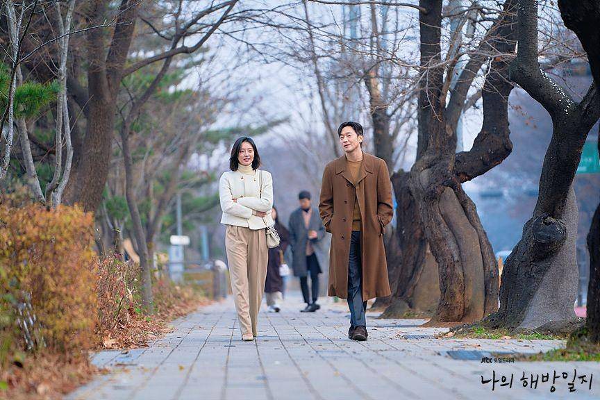 Kim Ji Won dan Son Suk Gu (dok. JTBC/My Liberation Notes)