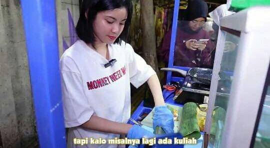 potret Melati JKT48 racik dan masak nasi bakar (youtube.com/Boengkoes)