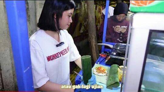potret Melati JKT48 racik dan masak nasi bakar (youtube.com/Boengkoes)