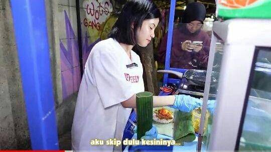 potret Melati JKT48 racik dan masak nasi bakar (youtube.com/Boengkoes)