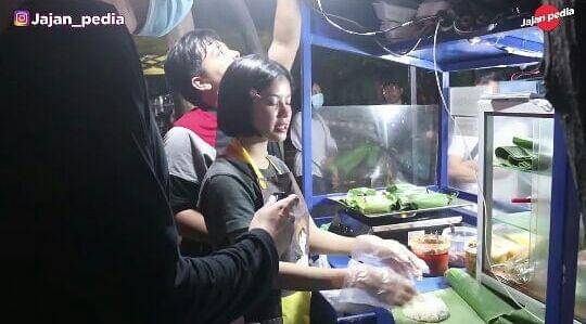 potret Melati JKT48 racik dan masak nasi bakar (youtube.com/jajan pedia)