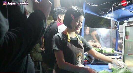 potret Melati JKT48 racik dan masak nasi bakar (youtube.com/jajan pedia)