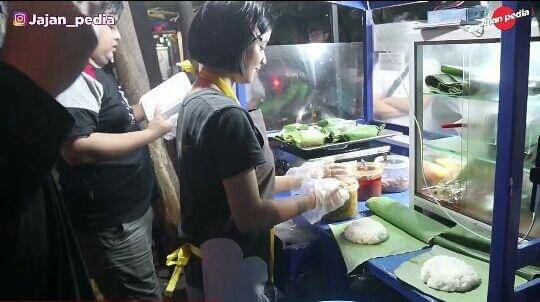 potret Melati JKT48 racik dan masak nasi bakar (youtube.com/jajan pedia)