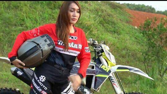 potret Lucinta Lucinta Luna jajal olahraga motor trail (youtube.com/KR TV)
