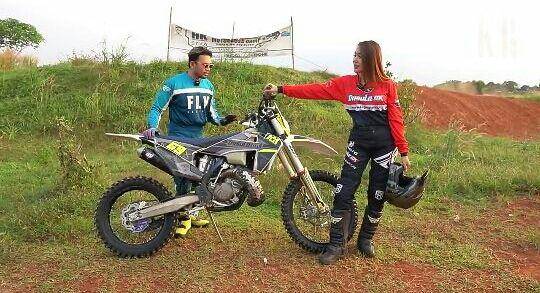 potret Lucinta Lucinta Luna jajal olahraga motor trail (youtube.com/KR TV)